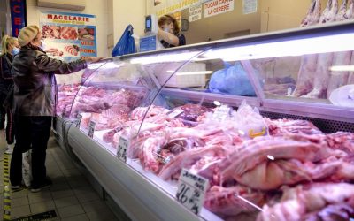 Mielul de Paște: prețuri în creștere în supermarketuri, dar piețele rămân o opțiune mai accesibilă Pregătirile pentru Paște au atins un punct culminant, cu românii grăbindu-se să achiziționeze ingredientele necesare pentru masa tradițională