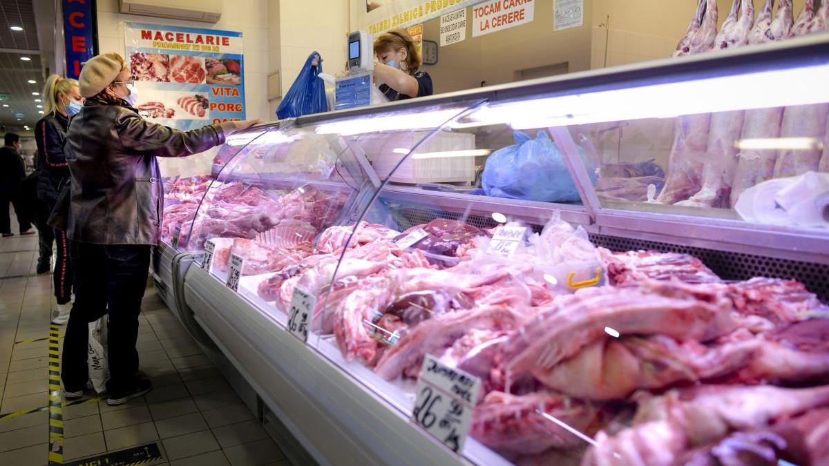 Mielul de Paște: prețuri în creștere în supermarketuri, dar piețele rămân o opțiune mai accesibilă Pregătirile pentru Paște au atins un punct culminant, cu românii grăbindu-se să achiziționeze ingredientele necesare pentru masa tradițională