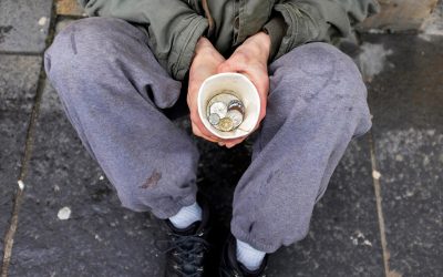 Poliția Locală Sector 6: Cerșetorii, „maeștrii în arta deziluziei”, parte a unor rețele organizate Poliția Locală Sector 6 a lansat un avertisment clar cu privire la fenomenul cerșetoriei, descriind cerșetorii drept „maeștrii în arta deziluziei” și subliniind că mulți dintre aceștia fac parte din rețele bine organizate