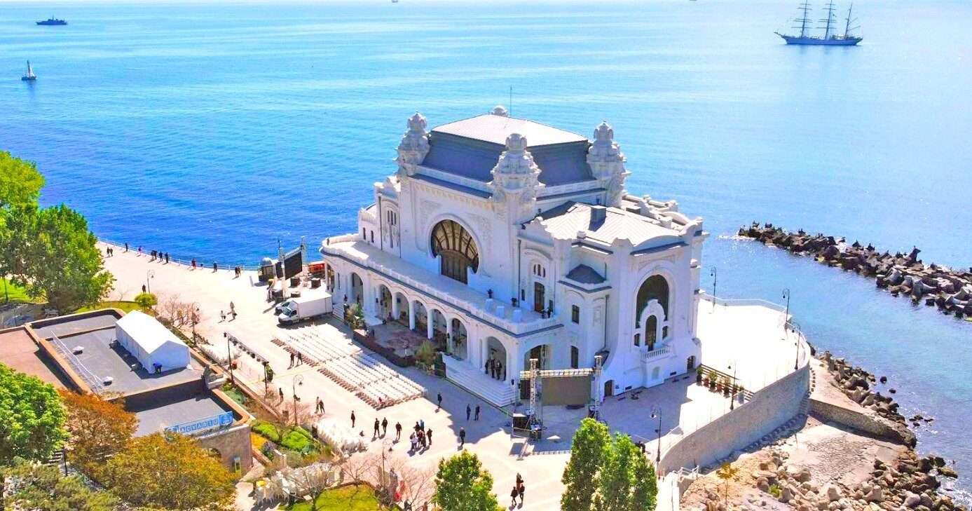 Cazinoul din Constanța, renaștere spectaculoasă: de la simbol al declinului la centru cultural vibrant După decenii de uitare și aproape două decenii de închidere, emblematicul Cazinou din Constanța a intrat într-o nouă etapă a existenței sale