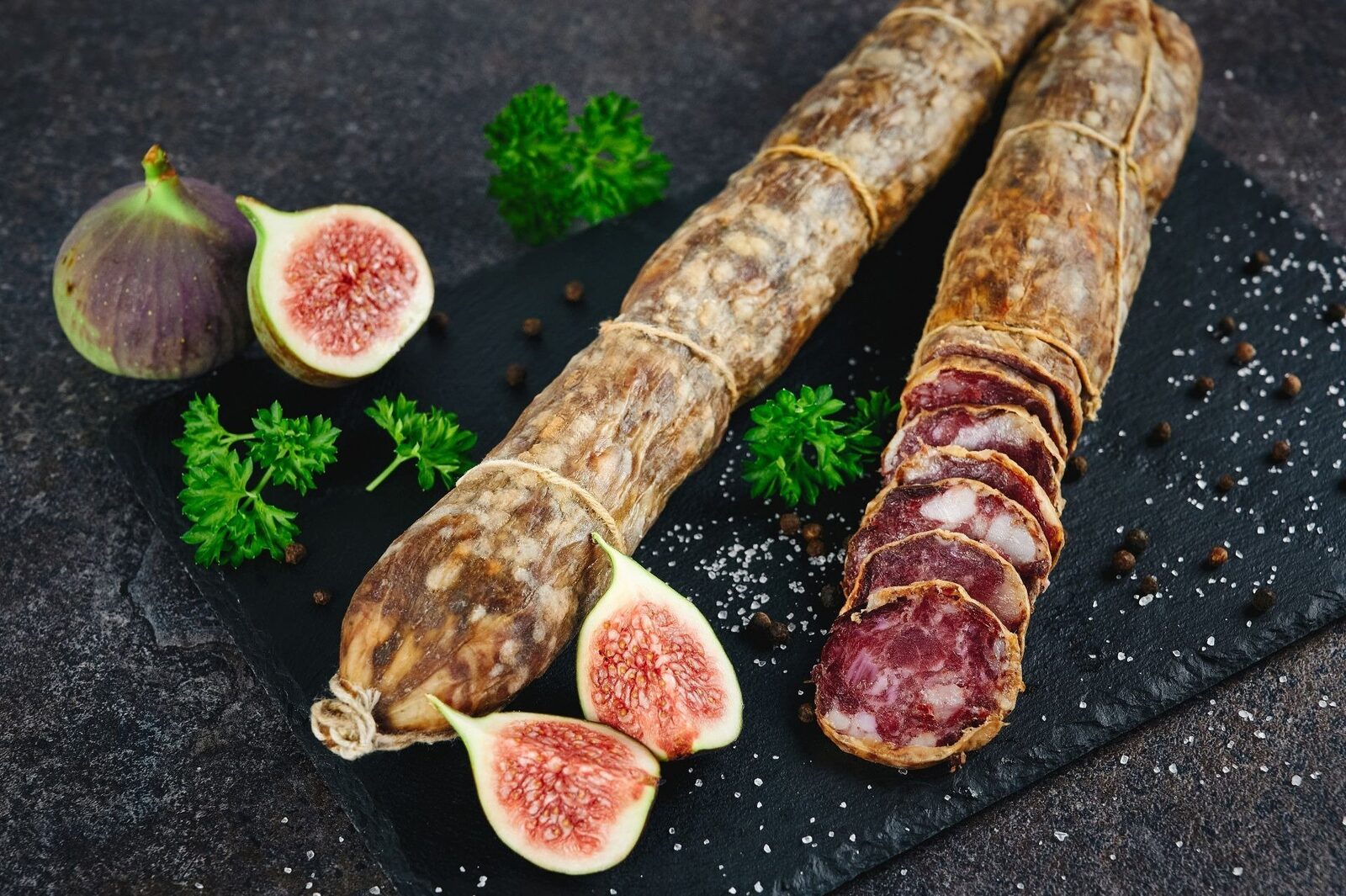 Stratul alb de pe salam: Ce este, de fapt, și de ce nu trebuie să te temi Un strat albicios acoperă adesea suprafața salamurilor și a altor mezeluri maturate, stârnind uneori îngrijorări în rândul consumatorilor