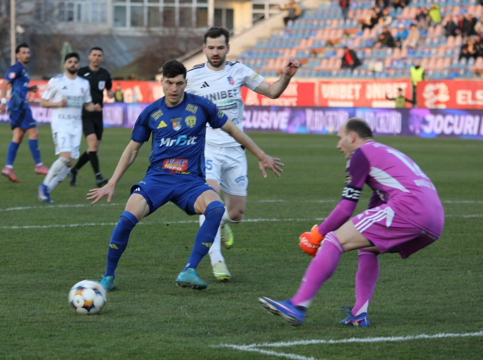 Ce i-a zis croitoru unui fotbalist, autogol și roșu în 4 minute?