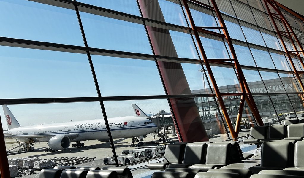 Air China reia zborurile directe spre Phenian după șase ani Compania aeriană Air China a reluat zborurile directe între Beijing și Phenian, capitala Coreei de Nord, după o pauză de șase ani