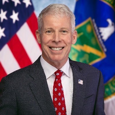 Blocada strâmtorii Ormuz, un „inconvenient temporar” pentru secretarul american al energiei Într-o declarație de duminică, secretarul american al energiei, Chris Wright, a descris blocada strâmtorii Ormuz drept un „inconvenient temporar”