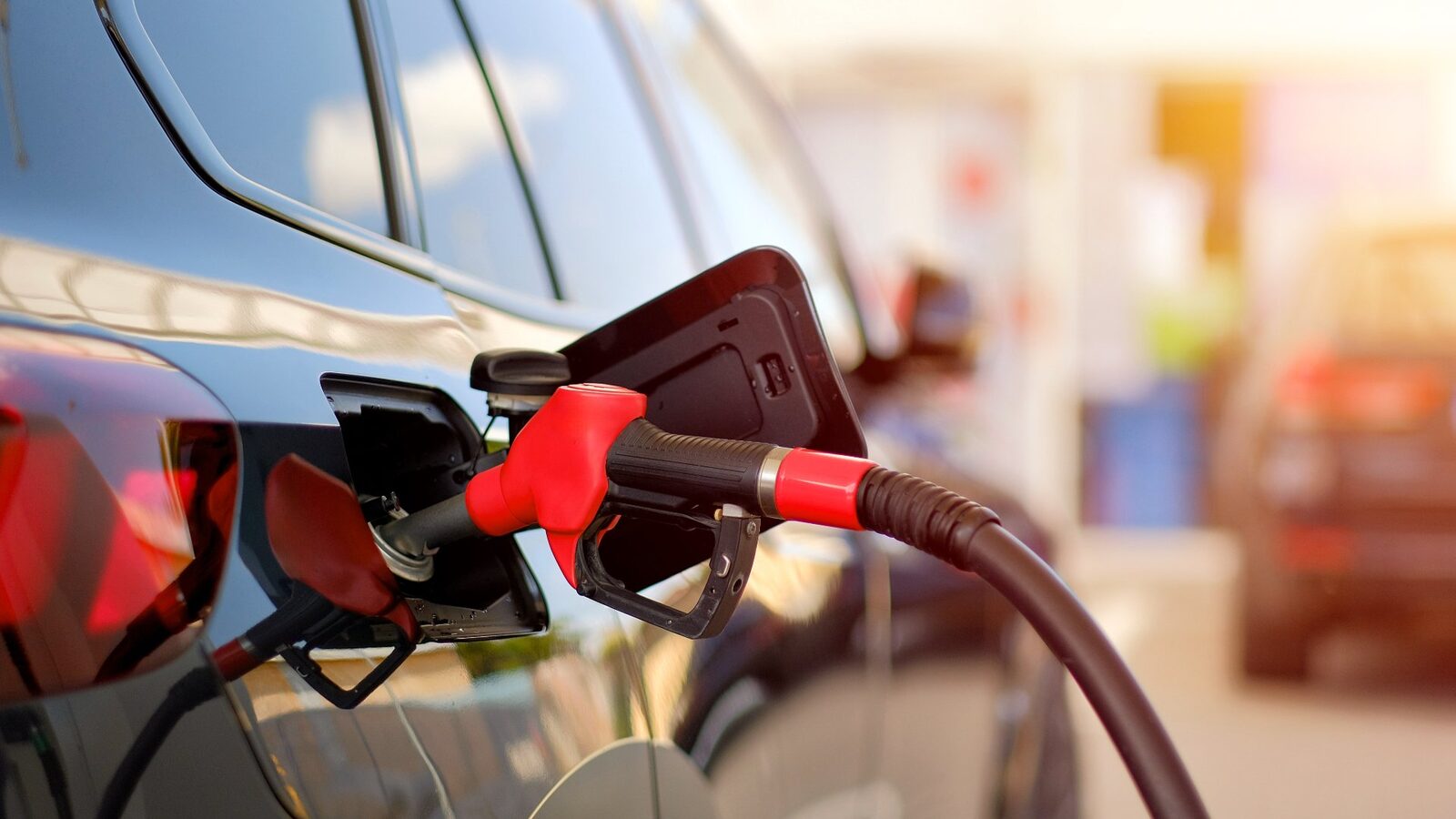 Criza pe piața țițeiului: Guvernul limitează adaosul comercial pentru benzină și motorină Ministerul Energiei a publicat luni seara un proiect de ordonanță de urgență prin care se declară stare de criză pe piața țițeiului
