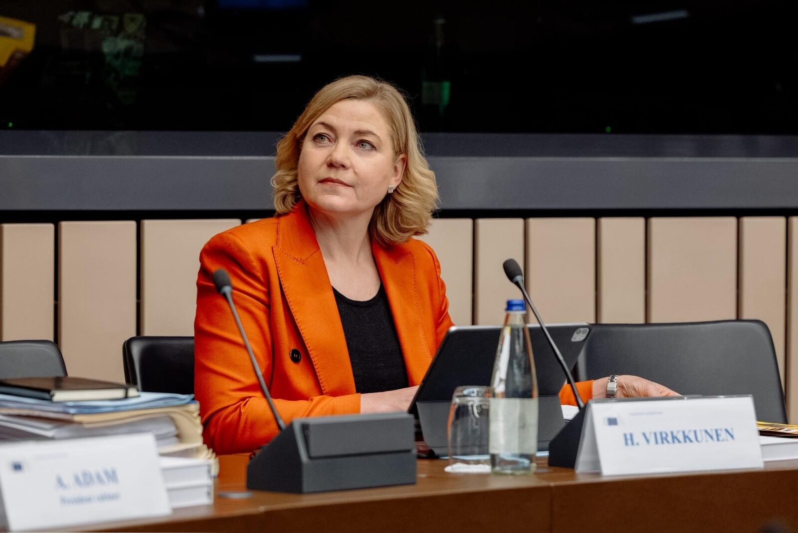 UE vrea să-și protejeze suveranitatea digitală: Companiile chinezești, vizate de posibile interdicții Comisia Europeană ia în calcul măsuri pentru a reduce dependența Uniunii Europene de tehnologiile digitale ale companiilor străine, considerate un potențial pericol