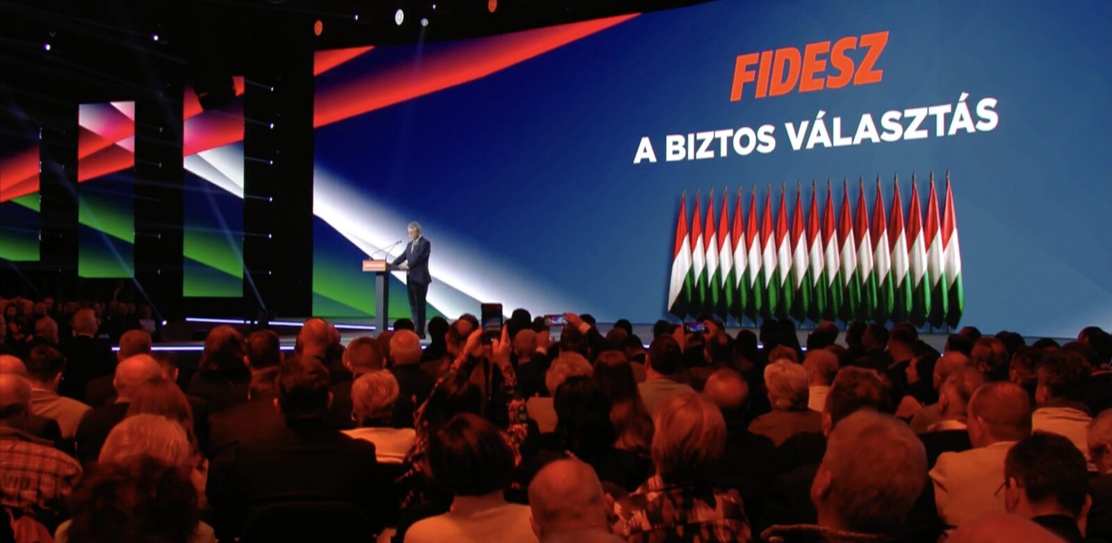 Tineri din Transilvania fac campanie pentru FIDESZ în Ungaria; implicarea elevilor de liceu ridică semne de întrebare Un grup de tineri din județele Mureș și Satu Mare a fost mobilizat pentru a participa la campania electorală a partidului FIDESZ în orașul Szolnok, Ungaria