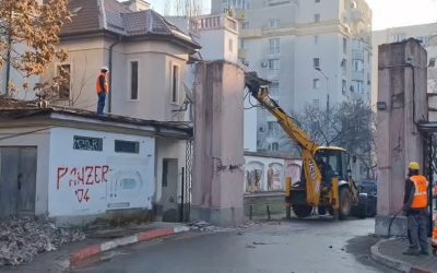 Demolarea stadionului Dinamo continuă: porțile, puse la pământ Lucrările de demolare la stadionul din „Ștefan cel Mare” avansează rapid