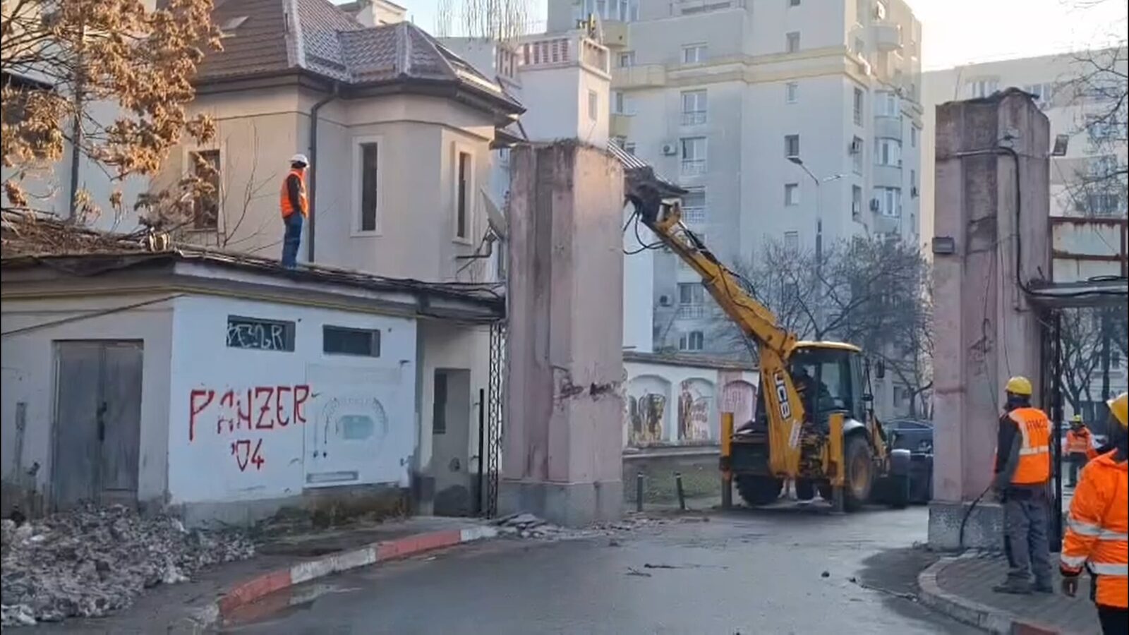 Demolarea stadionului Dinamo continuă: porțile, puse la pământ Lucrările de demolare la stadionul din „Ștefan cel Mare” avansează rapid