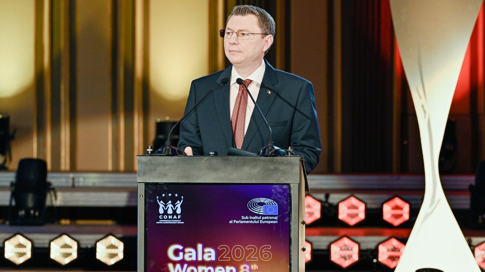 BNR: Anul 2026, un punct de cotitură pentru România și economia globală Cosmin Marinescu, viceguvernator al Băncii Naționale a României (BNR), consideră că anul 2026 reprezintă o perioadă critică, cu potențialul de a reconfigura ordinea economică și politică globală