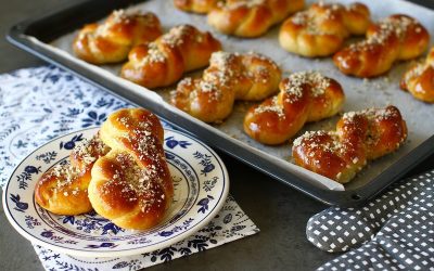 Mucenici însiropați: Cum să obții gustul perfect, fără a exagera cu dulcele Mucenicii, dulciul tradițional pregătit de 9 martie, pentru sărbătoarea creștină a Sfinților 40 de Mucenici, pot fi o adevărată provocare culinară