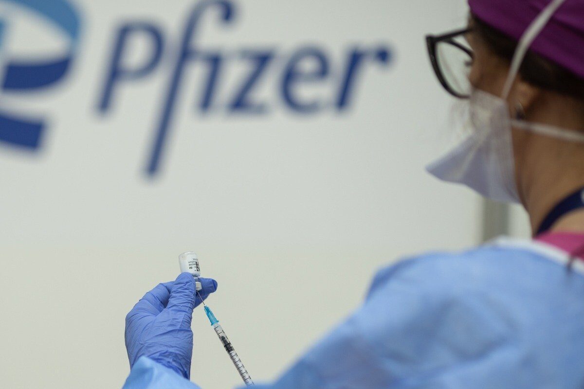 Instanțele europene ar putea decide până la finalul lunii martie dacă România, Polonia și Ungaria trebuie să plătească companiilor Pfizer și BioNTech miliarde de euro pentru vaccinurile anti-COVID comandate în pandemie, dar pe care nu le mai folosesc