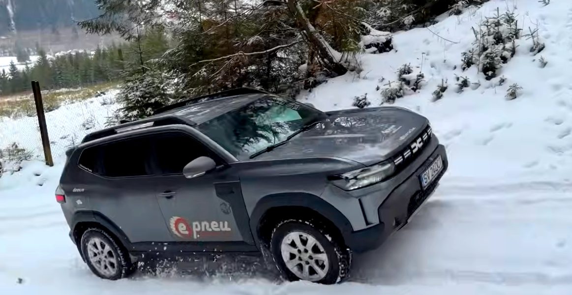 Dacia Duster, față în față cu giganți japonezi pe zăpadă: Cum s-a descurcat SUV-ul românesc Un test comparativ desfășurat în condiții reale de iarnă, pe un traseu montan din România acoperit de zăpadă, a pus la încercare Dacia Duster 4×4, alături de trei modele off-road japoneze recunoscute pentru robustețea lor: Suzuki Vitara, Mitsubishi Pajero Junior și Toyota Land Cruiser