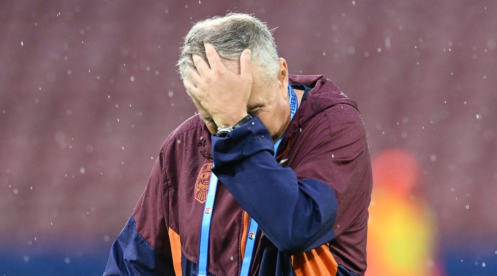 Dan Petrescu, fostul mare internațional și antrenor al echipei CFR Cluj, se pregătește să revină în fotbal după o perioadă dedicată recuperării