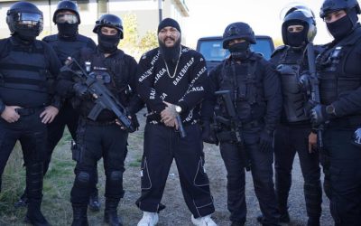 Dani Mocanu sfidează justiția: „Mă duc la pușcărie ca la cofetărie” Manelistul Dani Mocanu, condamnat definitiv la închisoare pentru tentativă de omor, își bate joc de autorități, apărând într-un live pe rețelele de socializare