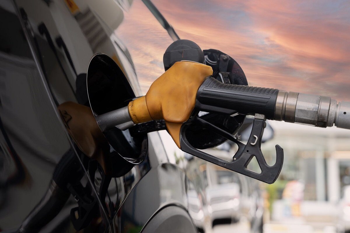 Prețurile carburanților continuă să crească: benzina a depășit 8 lei pe litru Consumatorii români se confruntă cu o nouă scumpire a carburanților, benzina fiind comercializată la stațiile de alimentare la prețuri care depășesc pragul de 8 lei pe litru