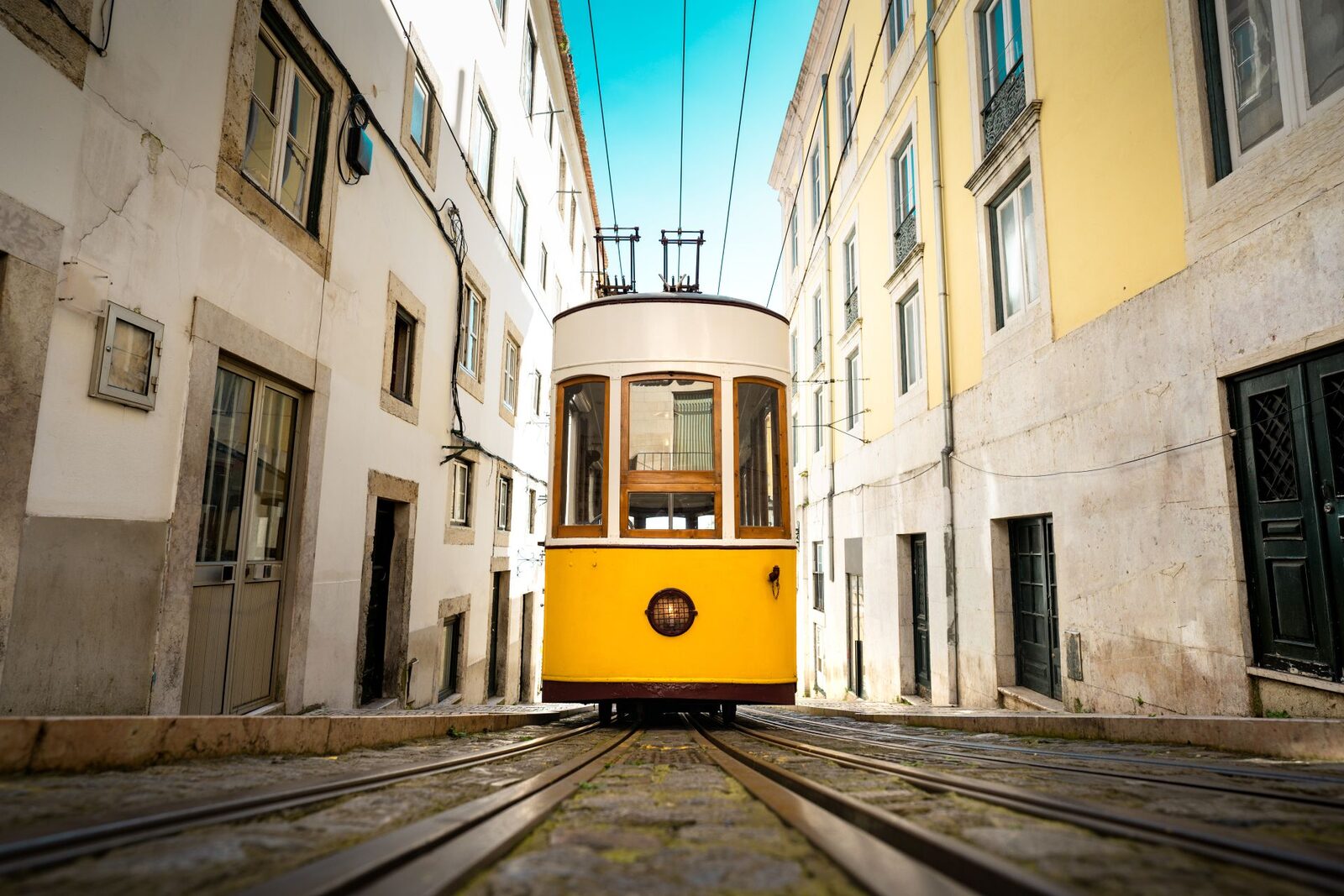 Moralitatea, influențată de vocabular? Un studiu surprinzător despre dilema tramvaiului Un studiu recent sugerează că limbajul în care ne sunt prezentate dilemele morale poate influența felul în care luăm decizii