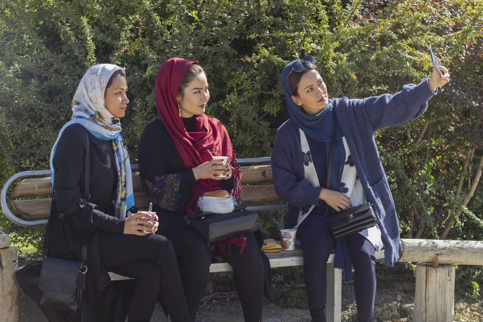 Iranul, o piață digitală distinctă: Aplicațiile care sfidează sancțiunile și dominația globală Republica Islamică Iran, cu o populație de aproximativ 93 de milioane de locuitori, prezintă un ecosistem digital aparte, modelat de sancțiunile internaționale și restricțiile guvernamentale