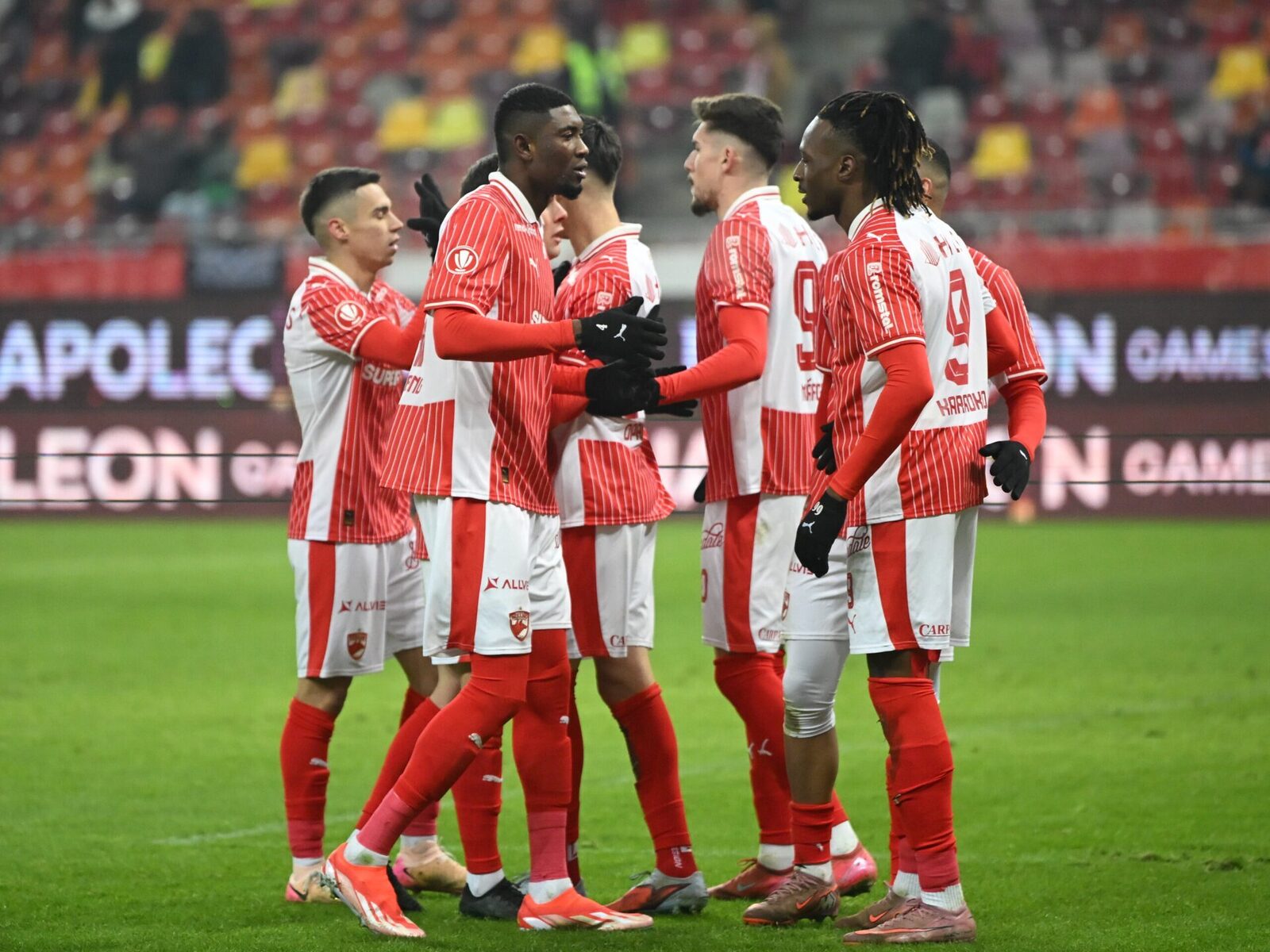 Dinamo București, decimată de accidentări: Boateng, Karamoko și Pușcaș, incerți pentru play-off Dinamo București se confruntă cu o criză de efectiv înaintea startului play-off-ului Superligii, mai mulți jucători importanți fiind afectați de accidentări