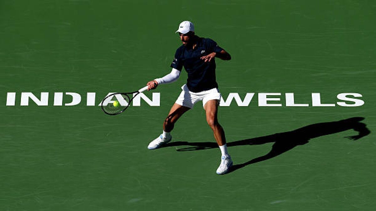 Djokovic suferă, dar avansează la Indian Wells 2026 Indian Wells, SUA – Novak Djokovic a obținut o victorie muncită în fața lui Aleksandar Kovacevic, cu scorul de 6-4, 1-6, 6-4, în optimile de finală ale turneului de la Indian Wells