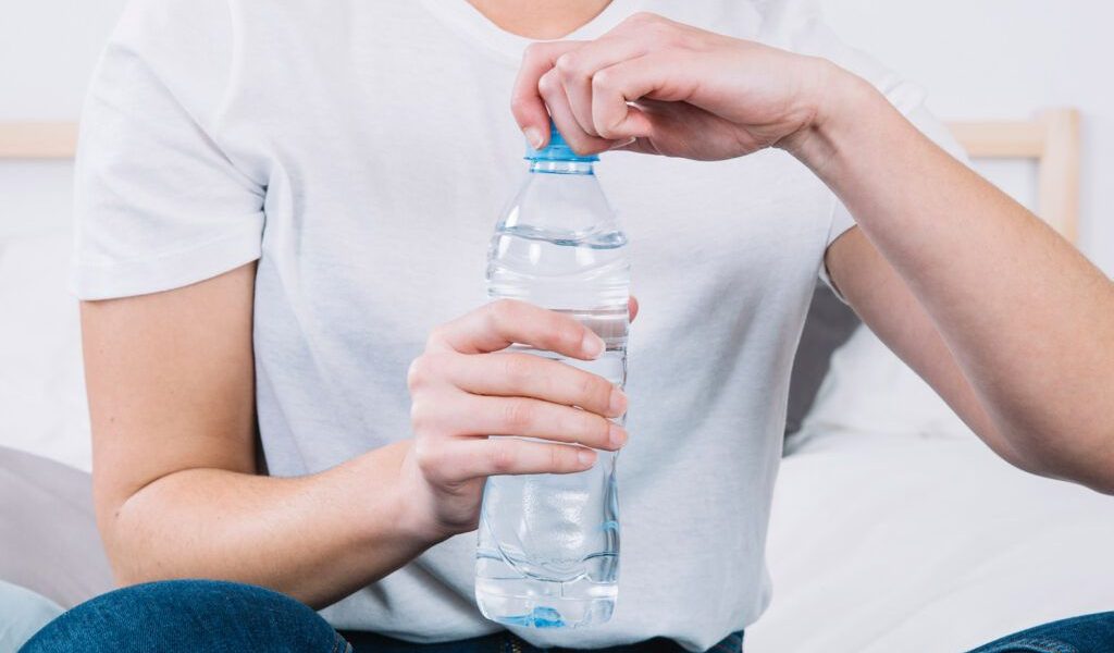 Apa îmbuteliată, mai periculoasă decât se credea: ingerăm anual zeci de mii de particule de plastic în plus Un nou studiu științific atrage atenția asupra riscurilor asociate consumului de apă îmbuteliată, arătând că persoanele care o preferă ingerează anual o cantitate semnificativ mai mare de microplastice comparativ cu cei care beau apă de la robinet