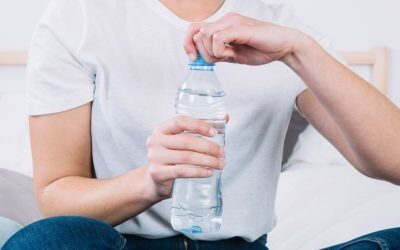 Apa îmbuteliată, mai periculoasă decât se credea: ingerăm anual zeci de mii de particule de plastic în plus Un nou studiu științific atrage atenția asupra riscurilor asociate consumului de apă îmbuteliată, arătând că persoanele care o preferă ingerează anual o cantitate semnificativ mai mare de microplastice comparativ cu cei care beau apă de la robinet
