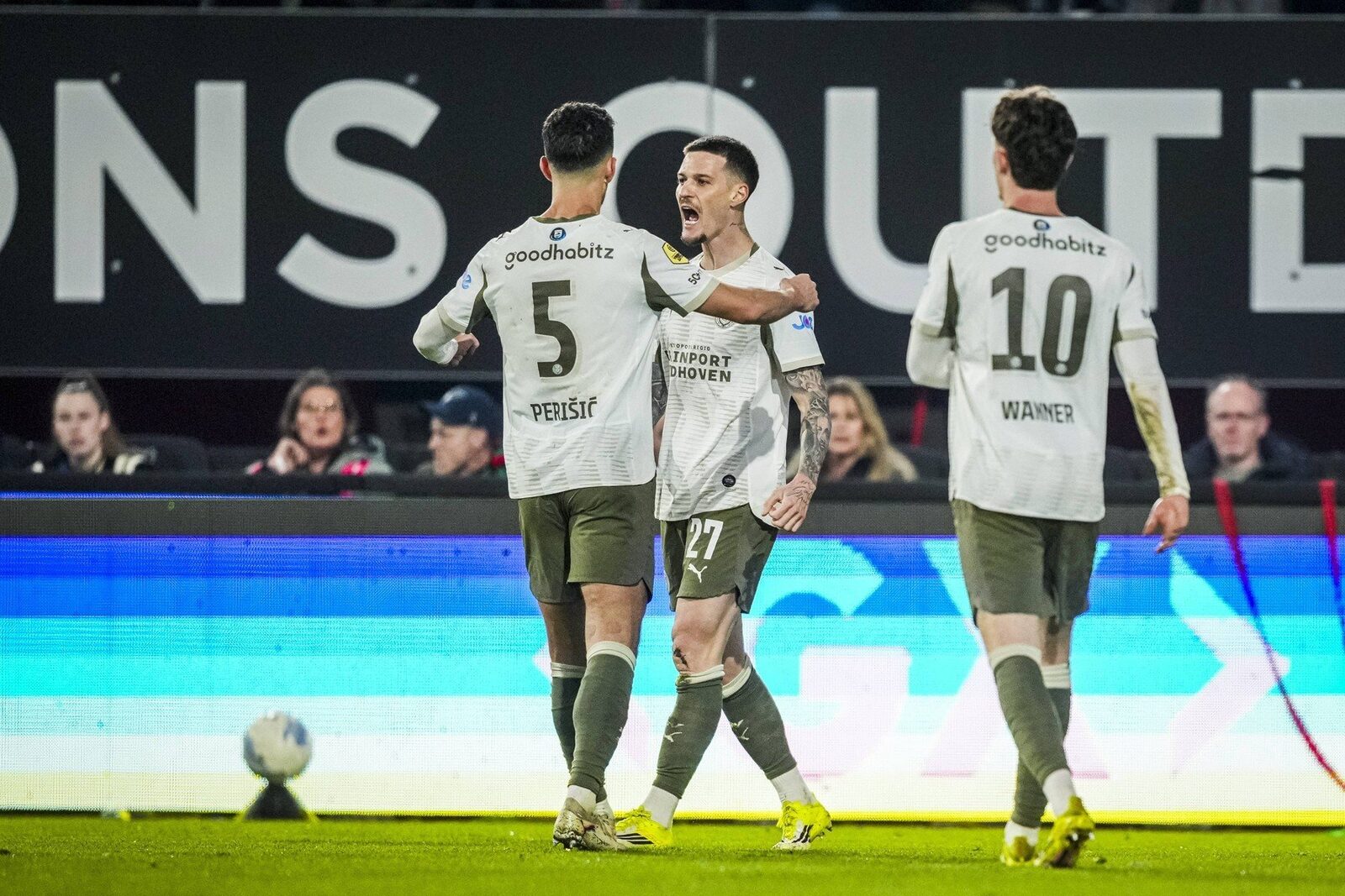 Dennis Man, gol marcat și eliminare din Cupa Olandei pentru PSV Eindhoven PSV Eindhoven, echipa internaționalului român Dennis Man, a fost eliminată surprinzător din semifinalele Cupei Olandei
