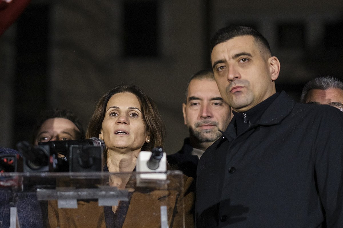 Simion, după votul AUR împotriva SUA: Aștept clarificări de la noul ambasador american Liderul AUR, George Simion, a abordat recent, într-o intervenție televizată, poziția partidului său cu privire la solicitarea Statelor Unite de a amplasa în România echipamente militare