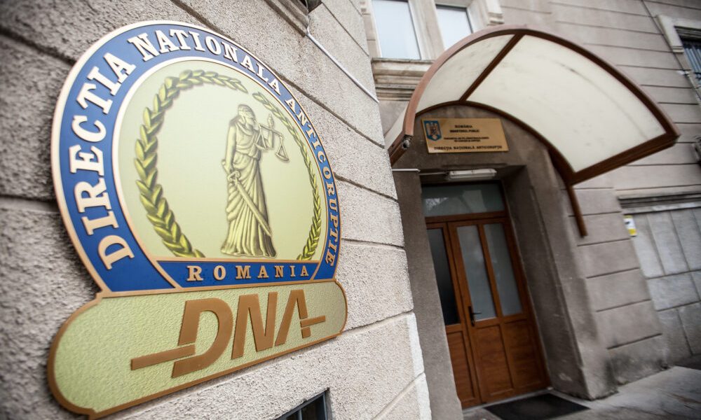 Doi funcționari cu funcții de conducere din cadrul Direcției Generale Regionale a Finanțelor Publice București (DGRFP) au fost plasați sub control judiciar pentru următoarele 60 de zile