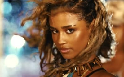 Tyla, cântăreața sud-africană, a atras toate privirile la Paris Fashion Week, recreând cu îndrăzneală un simbol iconic al modei: corsetul conic Jean-Paul Gaultier