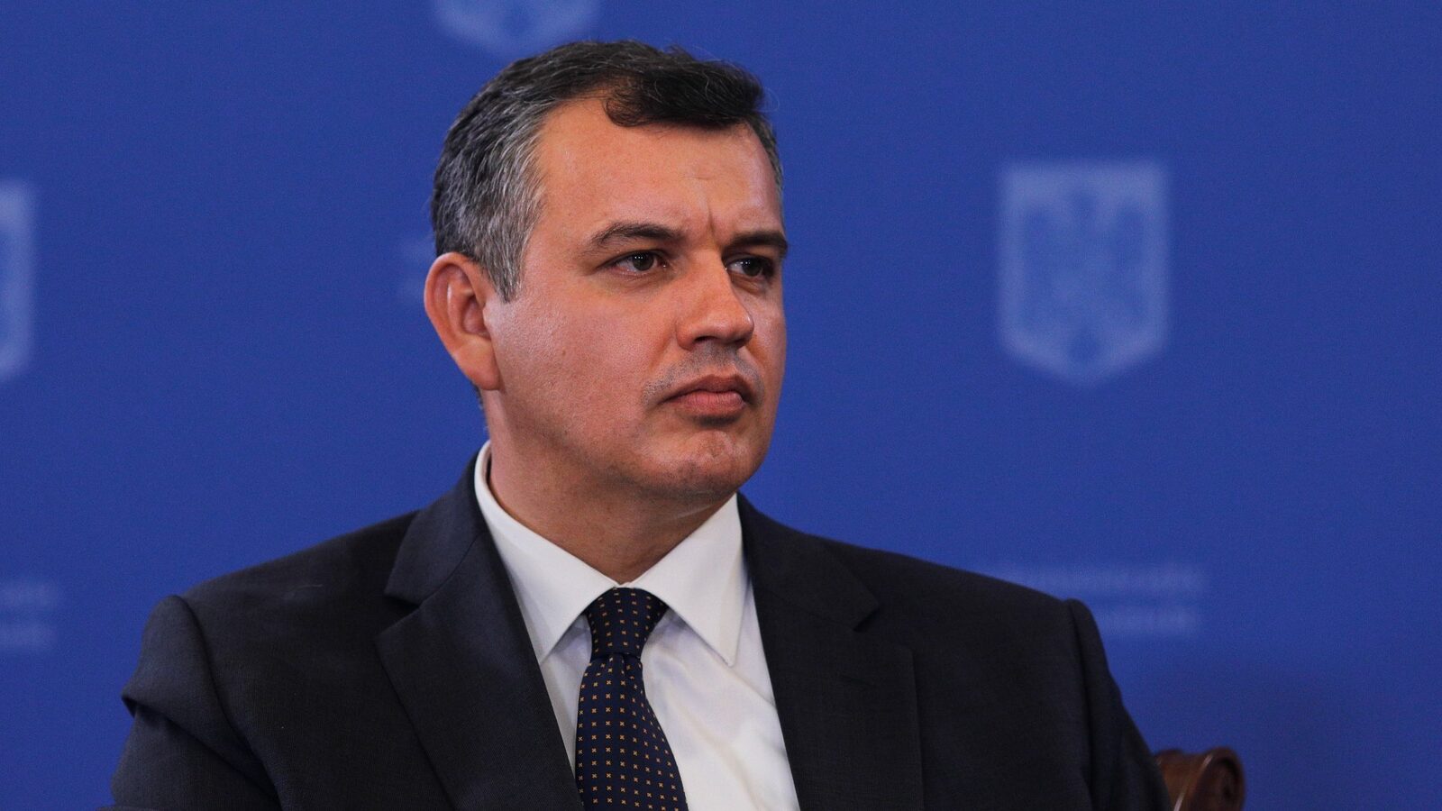 România, între Est și Vest: Consilierul Prezidențial Eugen Tomac, în dezbatere Într-o lume tensionată de conflicte, România navighează pe scena internațională, confruntându-se cu multiple provocări