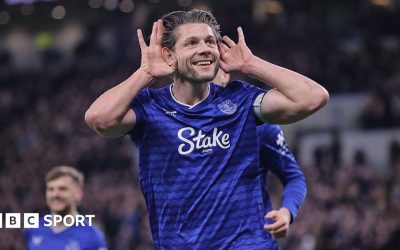 Ndiaye, aplaudat după o victorie mult așteptată: Everton pare să se simtă, în sfârșit, acasă Atacantul senegalez Ndiaye a fost înlocuit pe finalul partidei, cu scorul de 2-0 pentru echipa sa