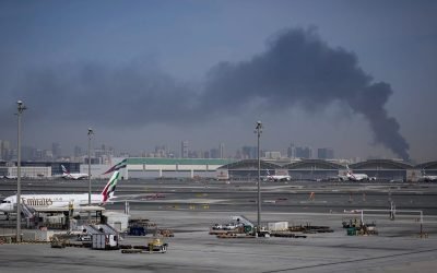 Explozie și suspiciuni de atac aerian la aeroportul din Dubai Operațiunile pe Aeroportul Internațional din Dubai (DXB), unul dintre cele mai aglomerate din lume, au fost suspendate temporar după ce o posibilă amenințare aeriană a fost interceptată
