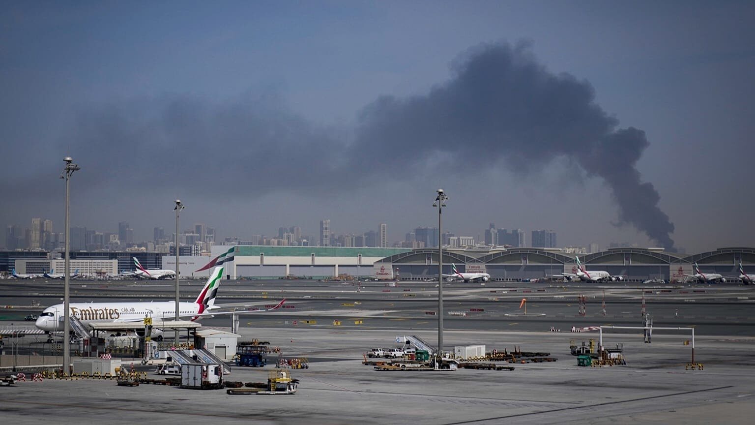 Explozie și suspiciuni de atac aerian la aeroportul din Dubai Operațiunile pe Aeroportul Internațional din Dubai (DXB), unul dintre cele mai aglomerate din lume, au fost suspendate temporar după ce o posibilă amenințare aeriană a fost interceptată