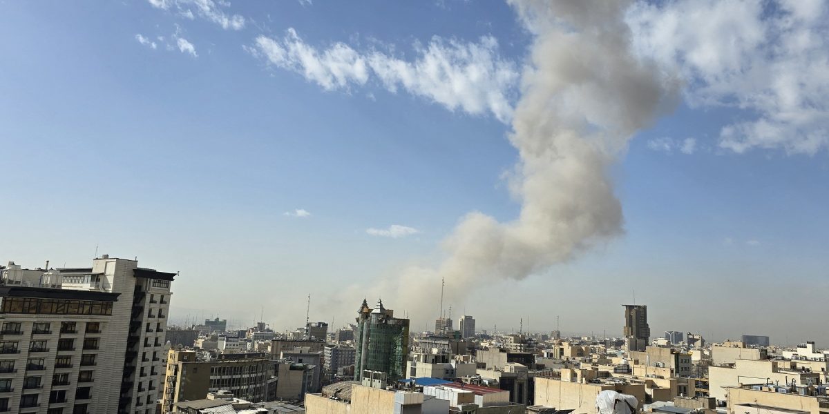 Atac asupra unui birou de presă din Teheran, soldat cu răniți și pagube materiale Canalul de știri Al Araby din Qatar a condamnat ferm atacul asupra unui imobil din Teheran, care găzduia biroul său, în urma incidentului înregistrându-se zece răniți