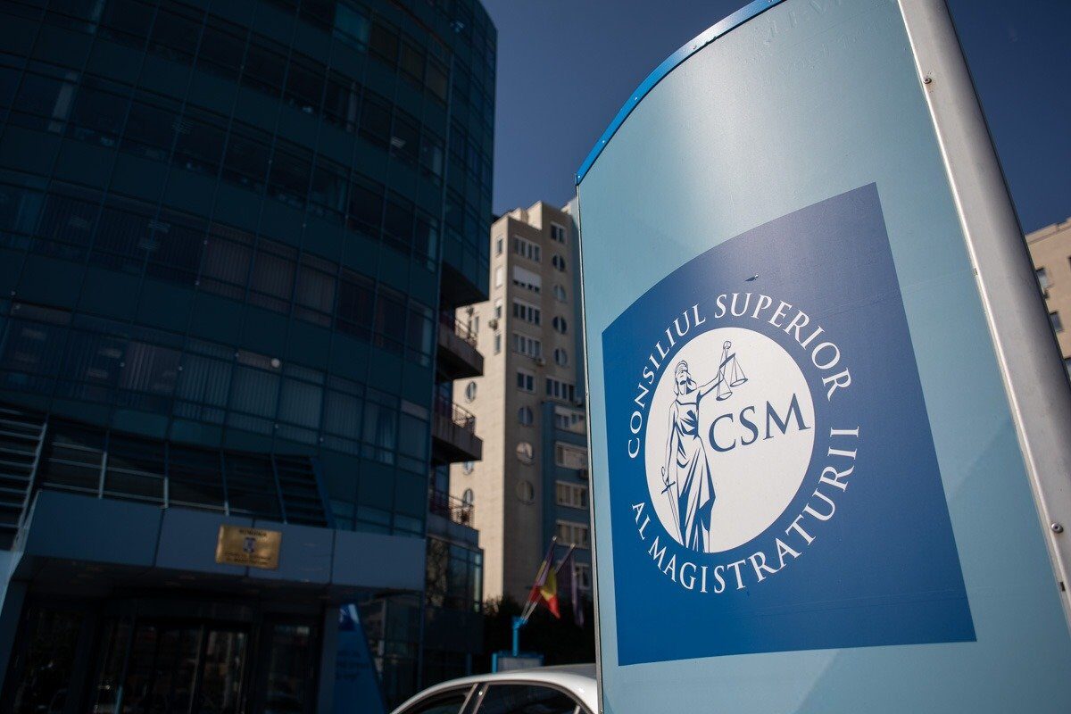 CSM acuză Guvernul de ignorare a crizei de personal din sistemul judiciar Secția de judecători a Consiliului Superior al Magistraturii (CSM) a solicitat Guvernului, pentru a treia oară în acest an, să ia măsuri urgente pentru a remedia criza de resurse umane din sistemul judiciar