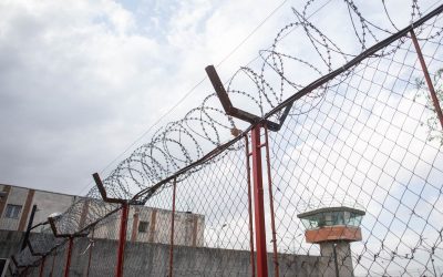 Avocat din Botoșani, cercetată penal pentru introducerea ilegală a unui telefon mobil într-un penitenciar O avocată în vârstă de 46 de ani, din Botoșani, este anchetată de procurorii Parchetului de pe lângă Curtea de Apel Suceava, după ce ar fi introdus în mod ilegal un telefon mobil în Penitenciarul Botoșani