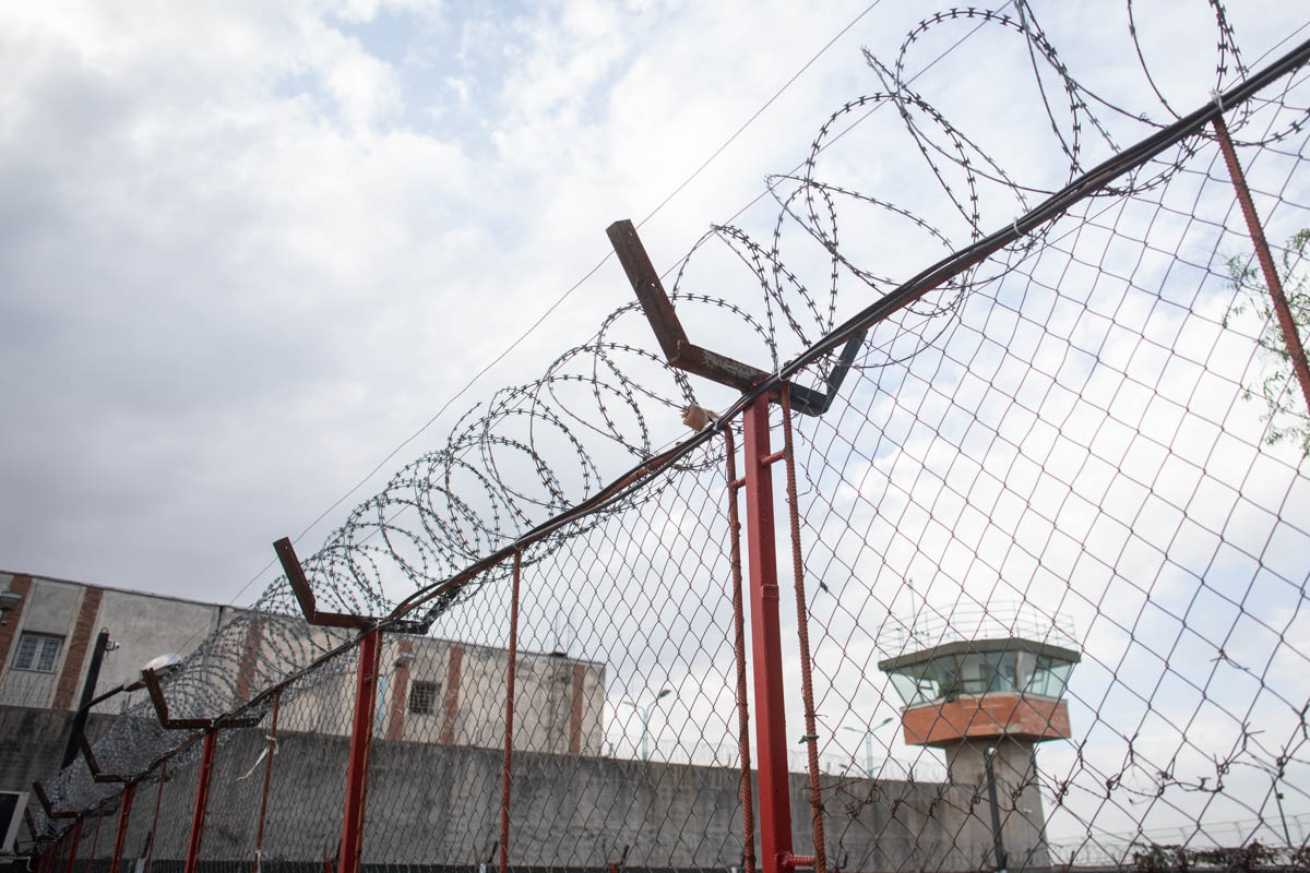 Avocat din Botoșani, cercetată penal pentru introducerea ilegală a unui telefon mobil într-un penitenciar O avocată în vârstă de 46 de ani, din Botoșani, este anchetată de procurorii Parchetului de pe lângă Curtea de Apel Suceava, după ce ar fi introdus în mod ilegal un telefon mobil în Penitenciarul Botoșani