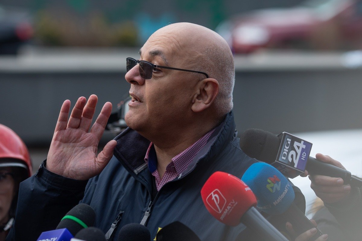 Procurori militari au descins vineri la Departamentul pentru Situații de Urgență (DSU), ridicând documente și telefoane mobile