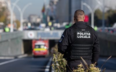 O femeie de 58 de ani a fost plasată sub control judiciar pentru 60 de zile după ce ar fi lovit cu mașina un polițist local, în urma unui conflict la sediul Evidenței Populației Sector 5 din București, potrivit informațiilor disponibile