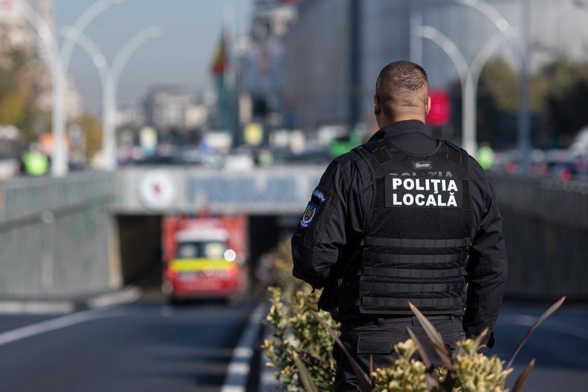 O femeie de 58 de ani a fost plasată sub control judiciar pentru 60 de zile după ce ar fi lovit cu mașina un polițist local, în urma unui conflict la sediul Evidenței Populației Sector 5 din București, potrivit informațiilor disponibile