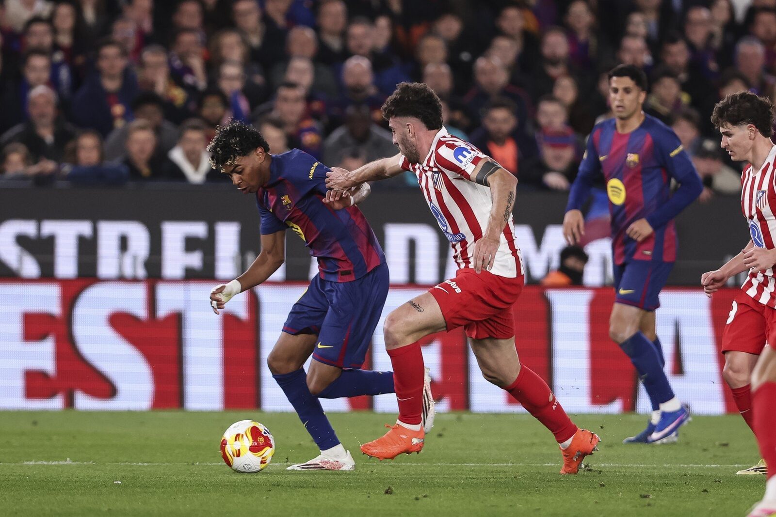 Barcelona, la un pas de miracol în Cupa Spaniei, dar Atletico merge mai departe FC Barcelona a fost la un pas de o răsturnare spectaculoasă de scor în semifinalele Cupei Spaniei, reușind să învingă Atletico Madrid cu 3-0 în returul de pe Camp Nou