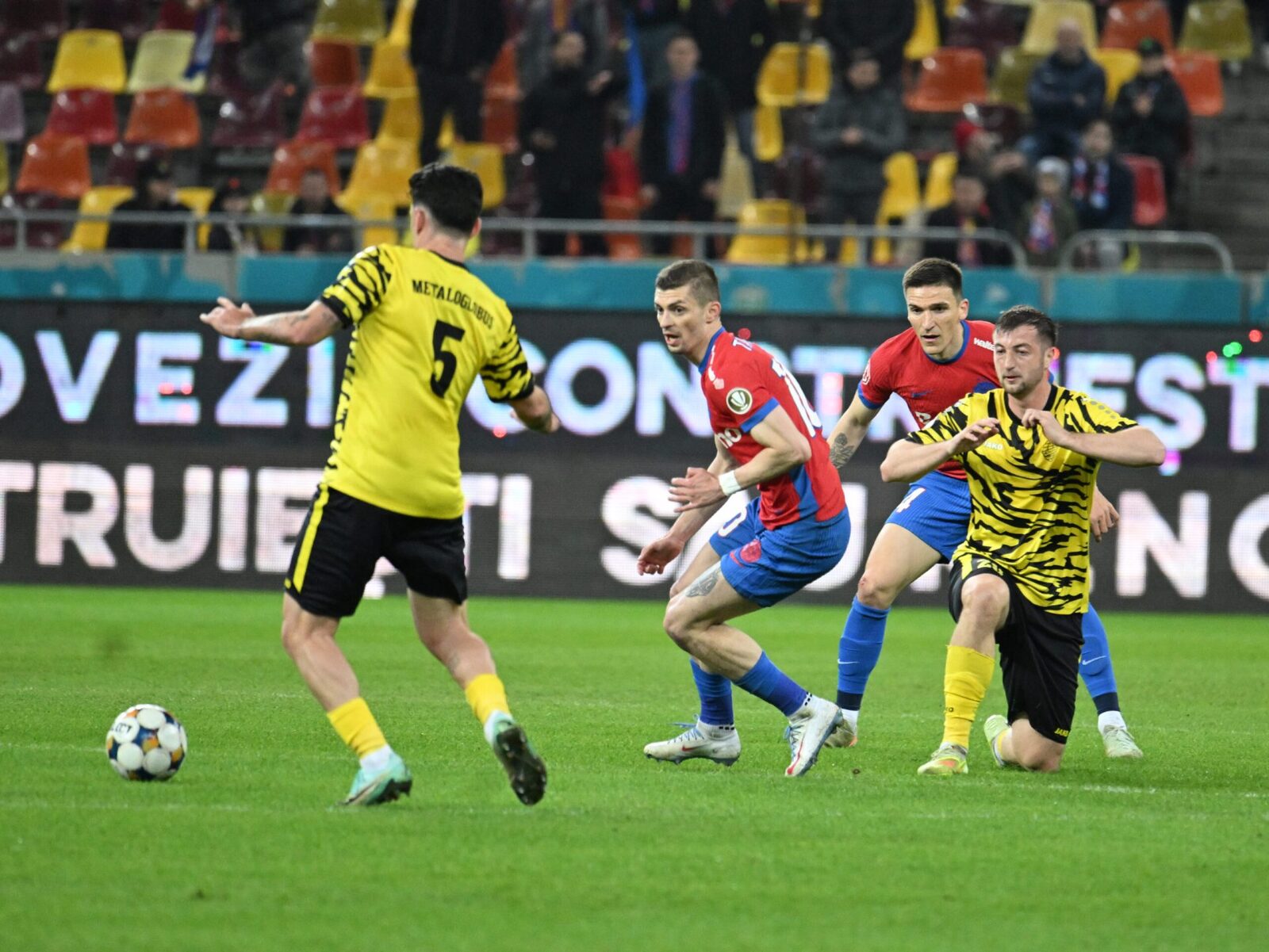 Debut cu emoții pentru Mirel Rădoi la FCSB: Prima repriză fără gol pe Arena Națională FCSB și Metaloglobus București au încheiat prima repriză a meciului de pe Arena Națională fără gol marcat, scorul fiind 0-0