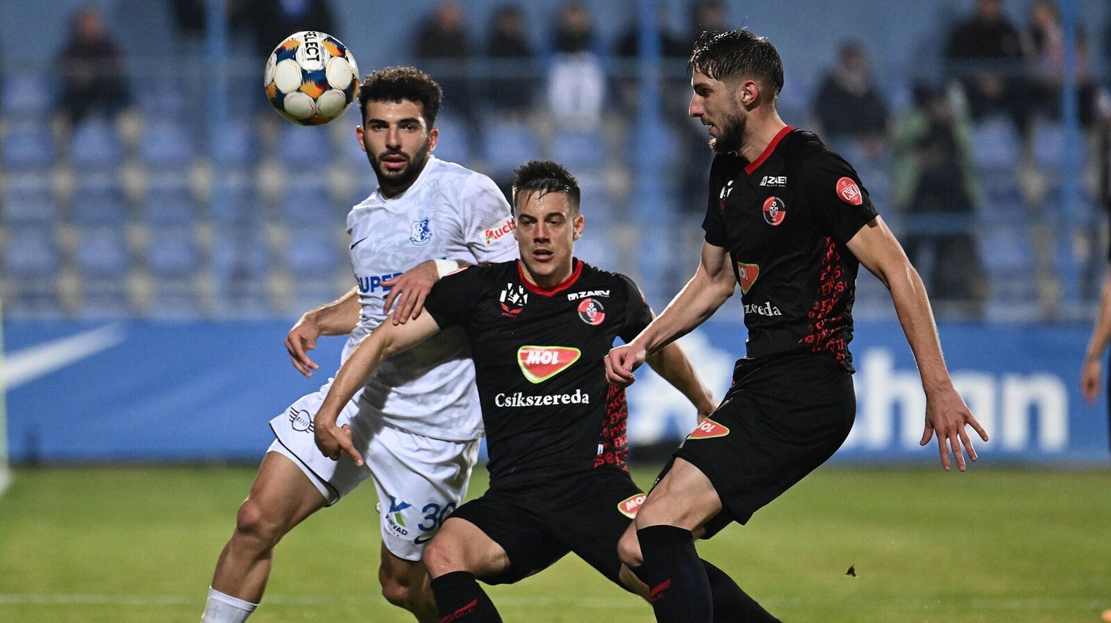 Meci intens în Superliga: Csikszereda și Farul Constanța se duelează în etapa a 30-a FK Csikszereda și Farul Constanța se confruntă într-un meci crucial din etapa a 30-a a Superligii, partida urmând să înceapă la ora 21:00