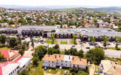 KFC vine cu drive-thru în Family Market Tomești, o investiție de 28 de milioane de euro la Iași Un nou centru comercial, Family Market Tomești, își va deschide porțile în zona metropolitană a Iașului, cu o investiție totală de 28 de milioane de euro