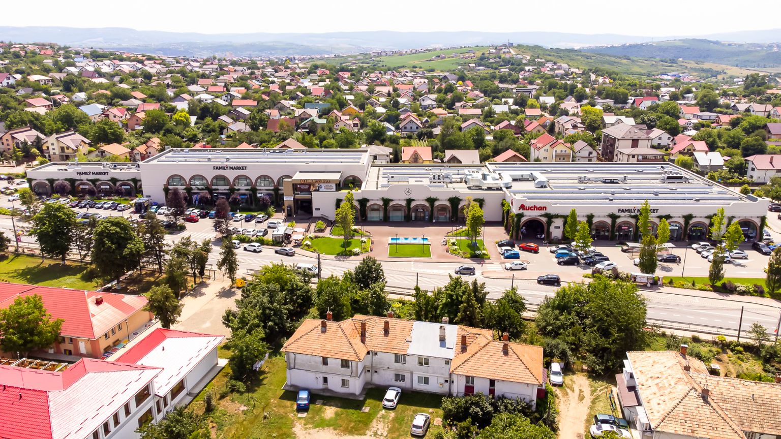 KFC vine cu drive-thru în Family Market Tomești, o investiție de 28 de milioane de euro la Iași Un nou centru comercial, Family Market Tomești, își va deschide porțile în zona metropolitană a Iașului, cu o investiție totală de 28 de milioane de euro