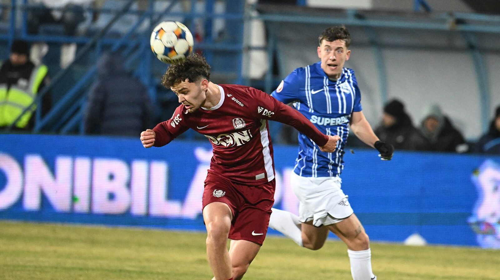 Scandal la Ovidiu: CFR Cluj pleacă cu victoria, Farul acuză arbitrajul și reacțiile se aprind Meciul tensionat de la Ovidiu, încheiat cu victoria CFR-ului, scor 2-1, a stârnit un val de controverse și reacții aprinse