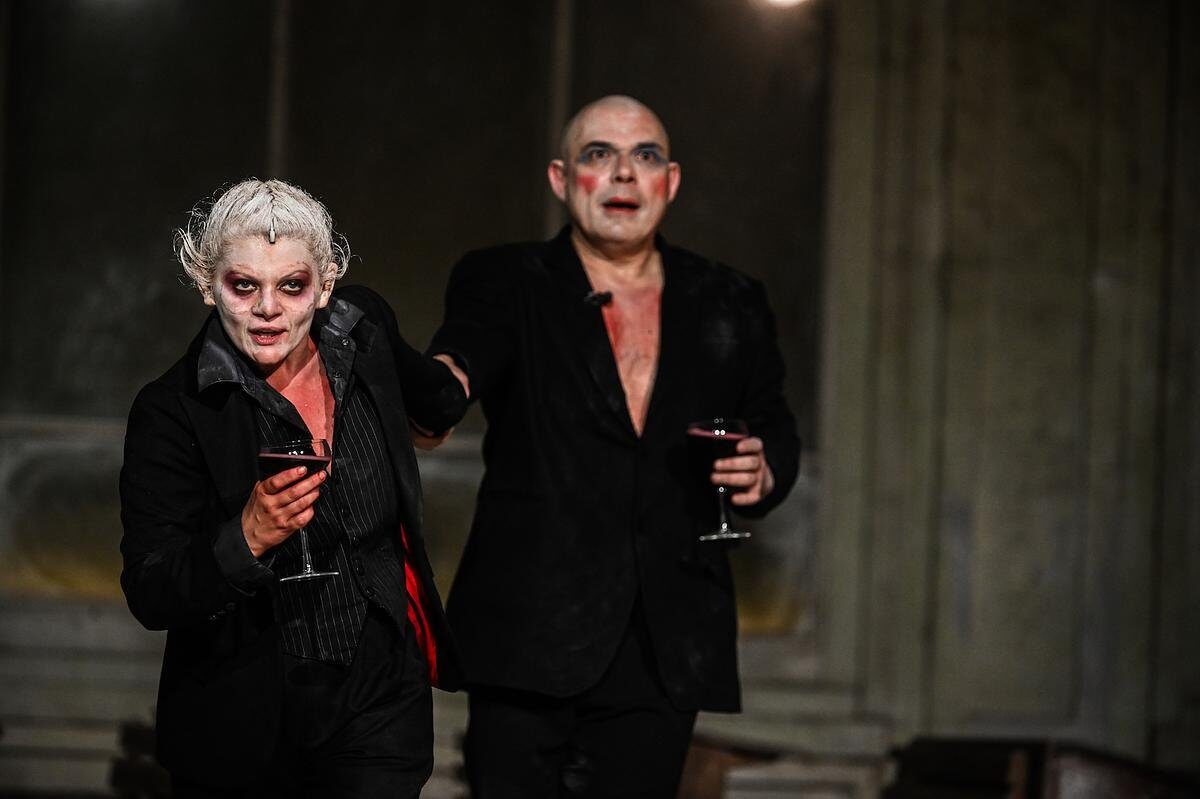 Faustul lui Purcărete revine la Sibiu: Biletele se pun în vânzare vineri Spectacolul „Faust”, regizat de Silviu Purcărete, revine pe scena Teatrului Radu Stanca din Sibiu, după 18 ani și peste 300 de reprezentații