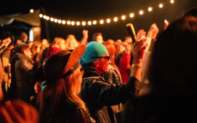 Live Nation, acuzată de guvernul american de abuz de monopol și taxe excesive la bilete Gigantul din industria evenimentelor, Live Nation, este acuzat de guvernul american că exploatează o poziție de monopol pentru a impune taxe prea mari spectatorilor de concerte