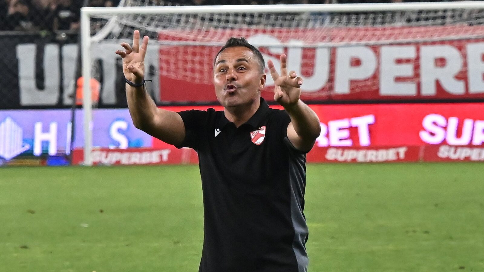 Florentin Petre, anchetat de FRF după scandările rasiste de la meciul cu Hermannstadt Florentin Petre, antrenorul secund al echipei Dinamo, se confruntă cu o nouă problemă